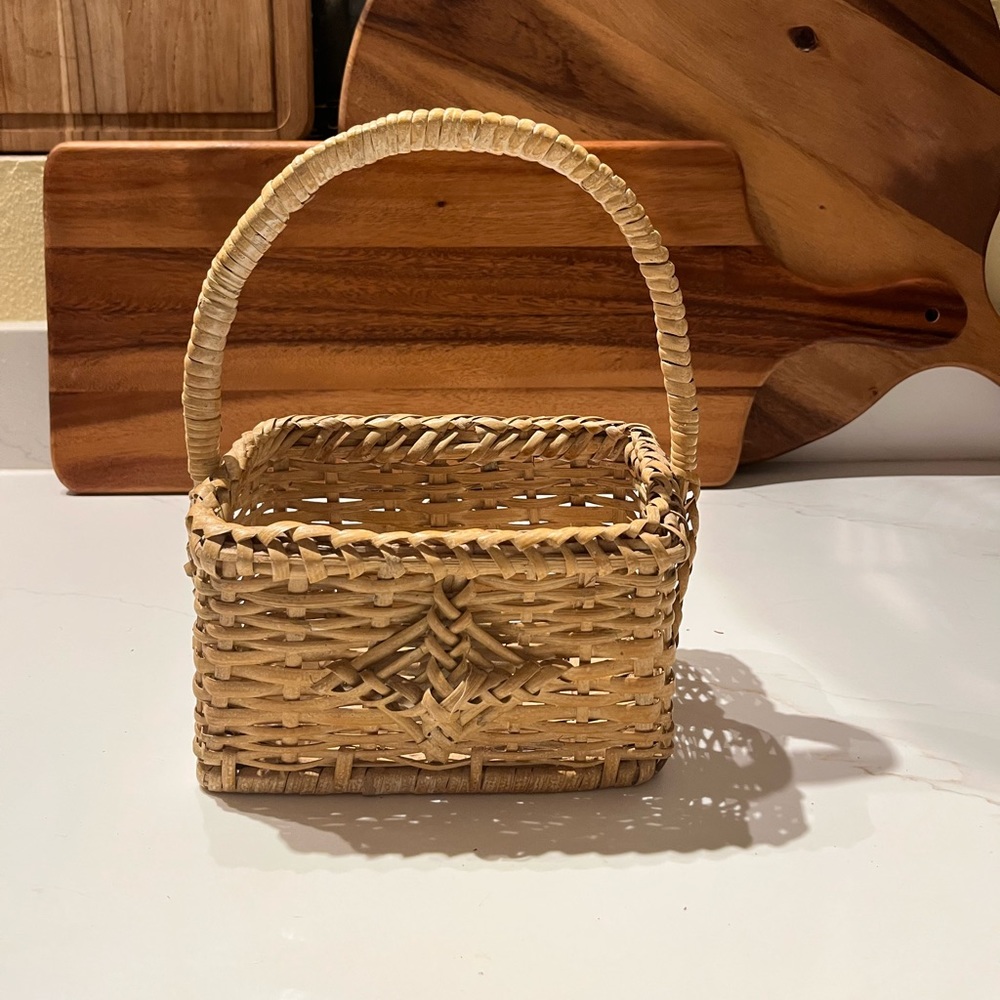 Vintage geometric design basket - Picture 2 of 7